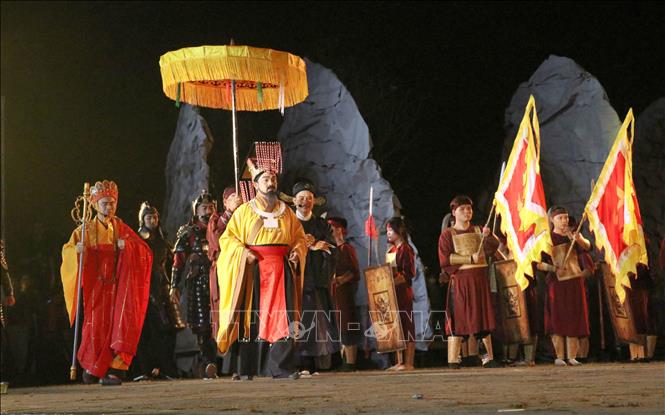 Chương trình có sự kết hợp giữa yếu tố nghi lễ truyền thống và công nghệ trình diễn hiện đại. Ảnh: Thùy Dung - TTXVN
