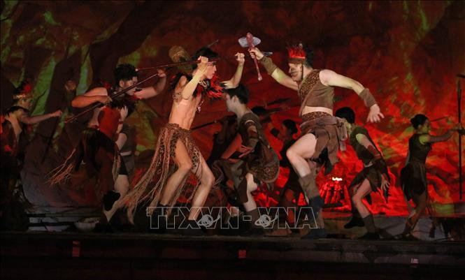 Chương trình có sự kết hợp giữa yếu tố nghi lễ truyền thống và công nghệ trình diễn hiện đại. Ảnh: Thùy Dung - TTXVN
