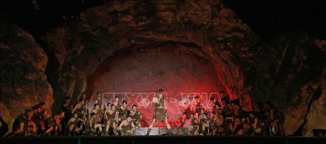 Chương trình quy tụ khoảng 2.500 diễn viên và lực lượng tham gia thể hiện các phân cảnh sinh hoạt, nghi lễ và chiến trận được dàn dựng trên không gian thực cảnh rộng lớn. Ảnh: Thùy Dung - TTXVN