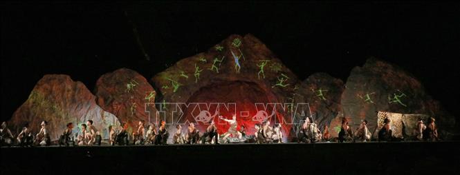 Chương trình quy tụ khoảng 2.500 diễn viên và lực lượng tham gia thể hiện các phân cảnh sinh hoạt, nghi lễ và chiến trận được dàn dựng trên không gian thực cảnh rộng lớn. Ảnh: Thùy Dung - TTXVN