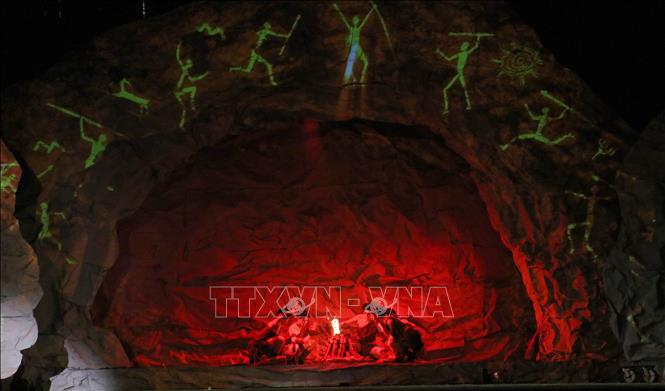 Chương trình có sự kết hợp giữa yếu tố nghi lễ truyền thống và công nghệ trình diễn hiện đại. Ảnh: Thùy Dung - TTXVN