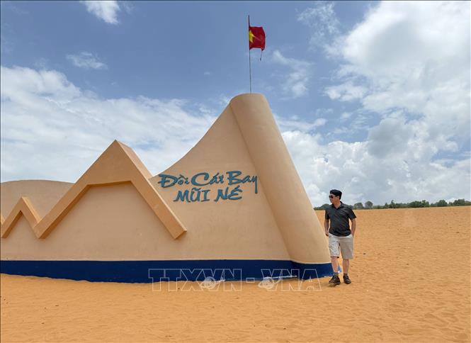 Mũi Né với bờ biển dài, có nhiều thắng cảnh như Đồi cát bay, tháp Chăm Poshanư… tạo nên một chuỗi cảnh quan thiên nhiên đặc sắc cùng các giá trị văn hóa đặc trưng. Ảnh: Nguyễn Dũng – TTXVN 
