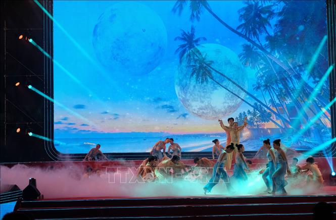 Các nghệ sỹ biểu diễn tại chương trình khai mạc “Mùa du lịch hè năm 2026” và công bố Quy hoạch chung xây dựng Khu du lịch quốc gia Mũi Né tối 26/4. Ảnh: Nguyễn Dũng – TTXVN
