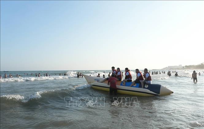 Du khách tham gia các hoạt động trải nghiệm tại bờ biển Mũi Né dịp lễ Giỗ Tổ Hùng Vương năm 2026. Ảnh: Nguyễn Dũng – TTXVN
