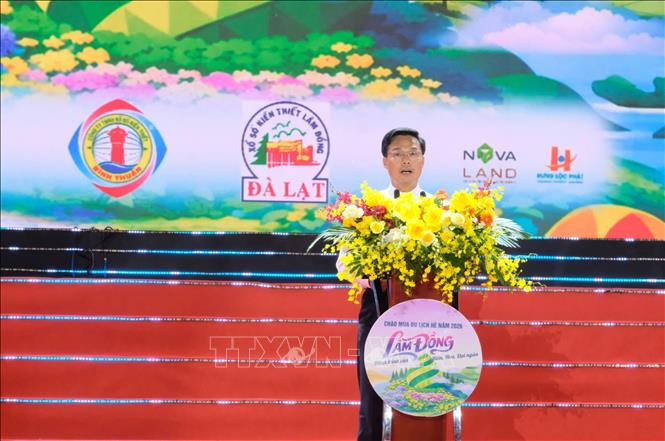Ông Đinh Văn Tuấn, Phó Chủ tịch UBND tỉnh Lâm Đồng phát biểu khai mạc “Mùa du lịch hè năm 2026” và công bố Quy hoạch chung xây dựng Khu du lịch quốc gia Mũi Né. Ảnh: Nguyễn Dũng – TTXVN
