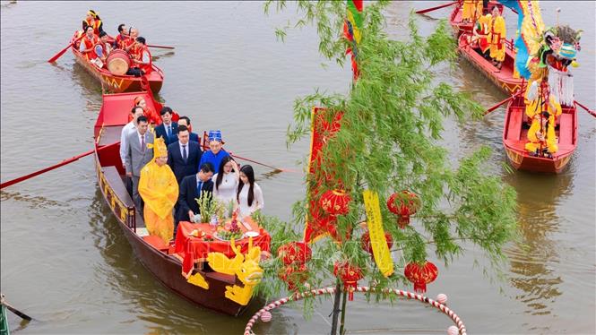 The water procession ritual at the Hoa Lư Festival, Ninh Binh. Photo: Hai Yen – VNA