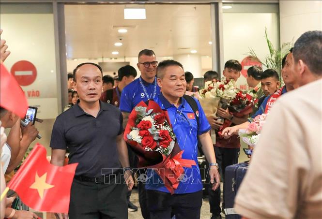 Tổng thư ký Liên đoàn bóng đá Việt Nam Nguyễn Văn Phú cùng lãnh đạo các phòng ban tặng hoa, chúc mừng toàn đội sau hành trình thi đấu thành công. Ảnh: TTXVN phát