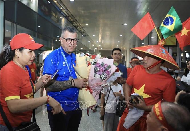 Đội tuyển U17 Việt Nam trở về nước tối 26/4/2026. Ảnh: TTXVN phát