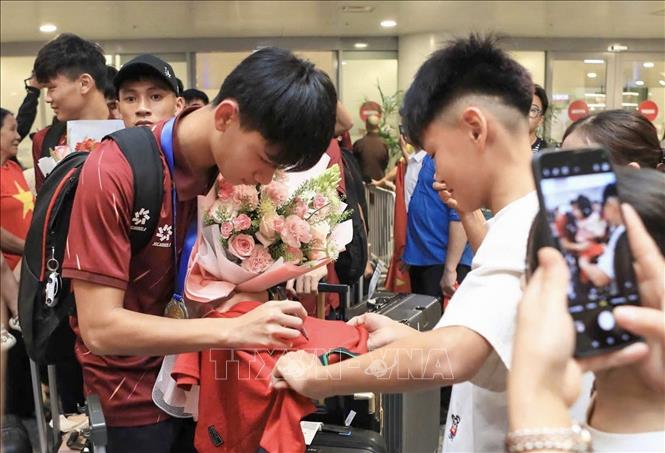Đội tuyển U17 Việt Nam trở về nước tối 26/4/2026. Ảnh: TTXVN phát