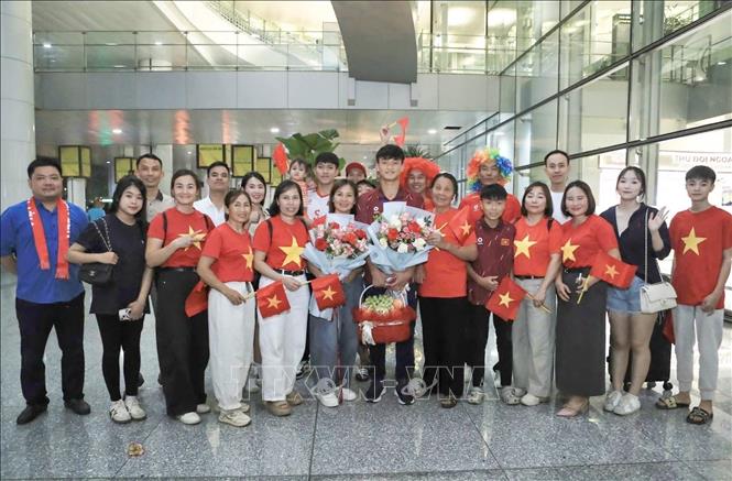 Đội tuyển U17 Việt Nam trở về nước tối 26/4/2026. Ảnh: TTXVN phát