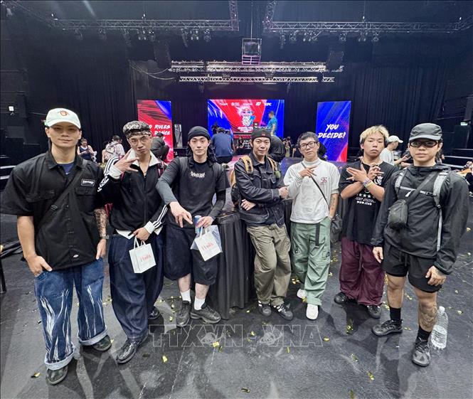 Nhóm đại diện vũ công đường phố của Việt Nam tham gia cuộc thi. Ảnh: Đỗ Vân - PV TTXVN tại Singapore