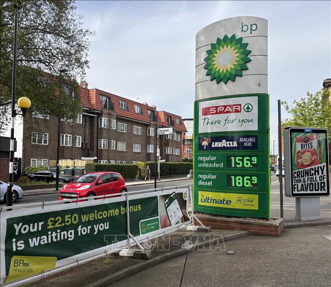 Bảng giá xăng và dầu diesel tại một trạm nhiên liệu của nhà cung cấp BP ở phía Tây London/Anh ngày 26/4/2026. Ảnh: Hữu Tiến - PV TTXVN tại Anh.