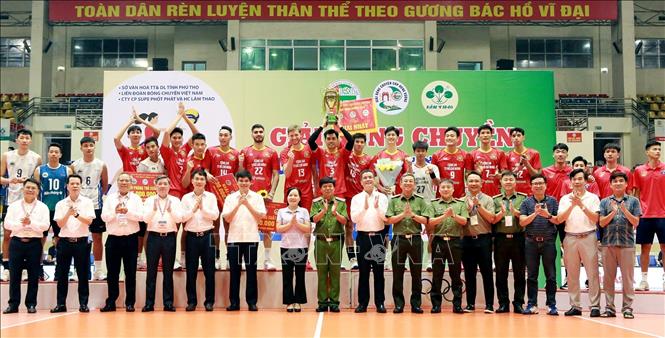 Ban tổ chức trao giải Nhất và Cúp Vô địch cho Công an Thành phố Hồ Chí Minh. Ảnh: Tạ Toàn – TTXVN