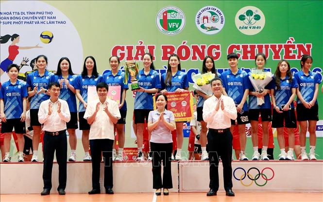 Ban tổ chức trao giải Nhất và Cúp Vô địch cho đội nữ Hà Nội Tasco Auto. Ảnh: Tạ Toàn – TTXVN