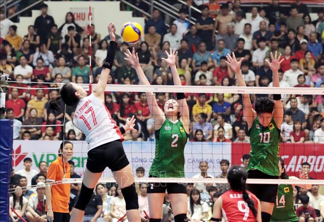 Ở nội dung tranh giải ba nữ, các cầu thủ của đội Binh chủng Thông tin Binh đoàn 19 (áo trắng) thắng đội VTV Bình Điền Long An (áo xanh) với tỷ số 4-1, giành giải ba tại mùa giải. Ảnh: Tạ Toàn – TTXVN