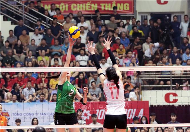 Ở nội dung tranh giải ba nữ, các cầu thủ của đội Binh chủng Thông tin Binh đoàn 19 (áo trắng) thắng đội VTV Bình Điền Long An (áo xanh) với tỷ số 4-1, giành giải ba tại mùa giải. Ảnh: Tạ Toàn – TTXVN