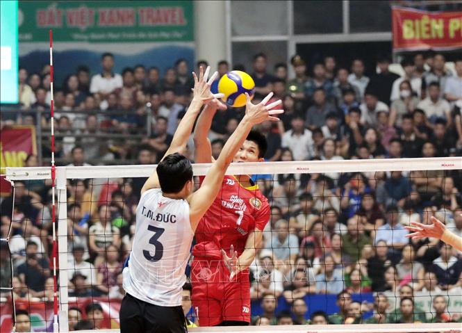 Công an Thành phố Hồ Chí Minh (áo đỏ) giành chiến thắng 3-0 trước nhà đương kim vô địch 3 lần liên tiếp Biên phòng MB trong trận chung kết Cúp Hùng Vương năm 2026. Ảnh: Tạ Toàn – TTXVN