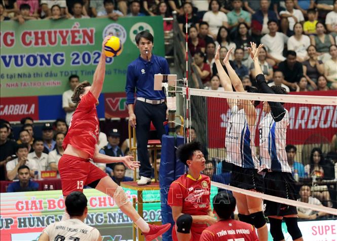 Công an Thành phố Hồ Chí Minh (áo đỏ) giành chiến thắng 3-0 trước nhà đương kim vô địch 3 lần liên tiếp Biên phòng MB trong trận chung kết Cúp Hùng Vương năm 2026. Ảnh: Tạ Toàn – TTXVN