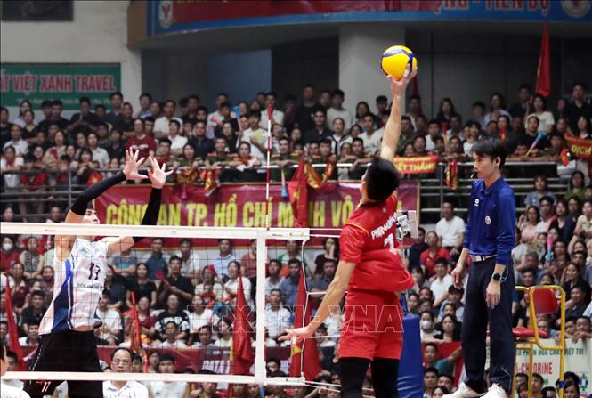 Công an Thành phố Hồ Chí Minh (áo đỏ) giành chiến thắng 3-0 trước nhà đương kim vô địch 3 lần liên tiếp Biên phòng MB trong trận chung kết Cúp Hùng Vương năm 2026. Ảnh: Tạ Toàn – TTXVN