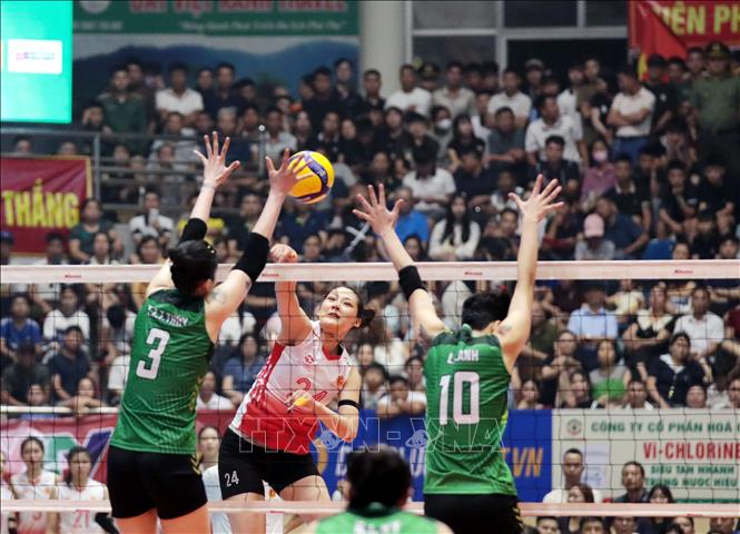 Ở nội dung tranh giải ba nữ, các cầu thủ của đội Binh chủng Thông tin Binh đoàn 19 (áo trắng) thắng đội VTV Bình Điền Long An (áo xanh) với tỷ số 4-1, giành giải ba tại mùa giải. Ảnh: Tạ Toàn – TTXVN