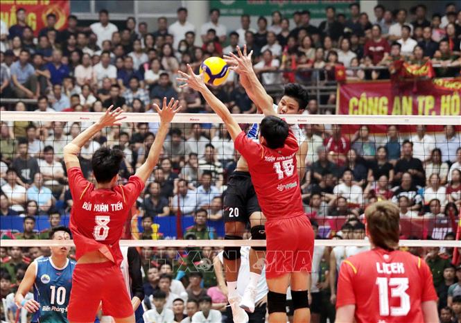 Công an Thành phố Hồ Chí Minh (áo đỏ) giành chiến thắng 3-0 trước nhà đương kim vô địch 3 lần liên tiếp Biên phòng MB trong trận chung kết Cúp Hùng Vương năm 2026. Ảnh: Tạ Toàn – TTXVN