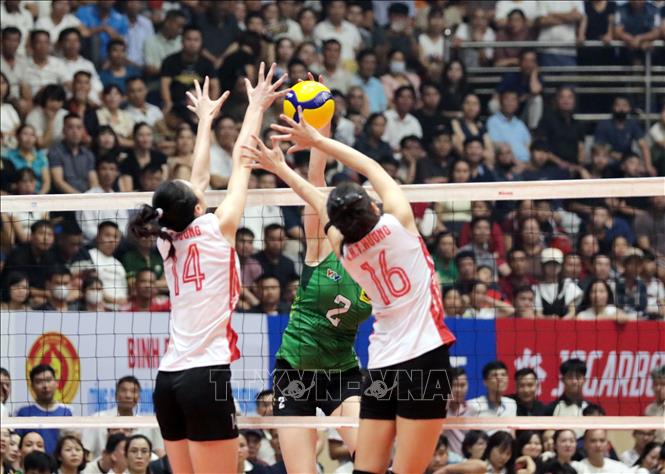 Ở nội dung tranh giải ba nữ, các cầu thủ của đội Binh chủng Thông tin Binh đoàn 19 (áo trắng) thắng đội VTV Bình Điền Long An (áo xanh) với tỷ số 4-1, giành giải ba tại mùa giải. Ảnh: Tạ Toàn – TTXVN