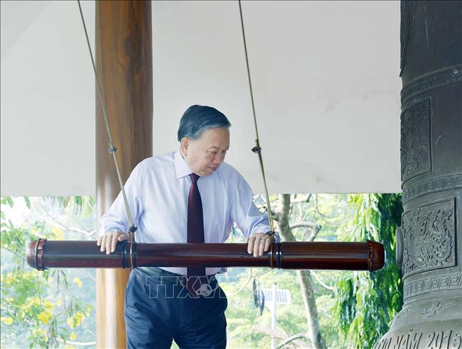 Tổng Bí thư, Chủ tịch nước Tô Lâm thỉnh chuông tại Nghĩa trang Liệt sĩ Đồi 82 Tân Biên, tỉnh Tây Ninh. Ảnh: Thống Nhất – TTXVN 