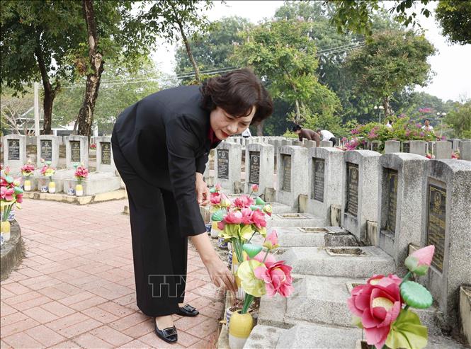 Đại biểu thắp hương tri ân các Anh hùng liệt sĩ tại Nghĩa trang Liệt sĩ Đồi 82 Tân Biên, tỉnh Tây Ninh. Ảnh: Thống Nhất – TTXVN 