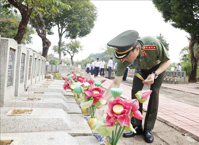 Đại biểu thắp hương tri ân các Anh hùng liệt sĩ tại Nghĩa trang Liệt sĩ Đồi 82 Tân Biên, tỉnh Tây Ninh. Ảnh: Thống Nhất – TTXVN 