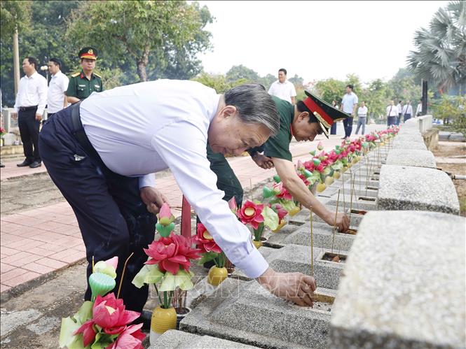 Tổng Bí thư, Chủ tịch nước Tô Lâm thắp hương tri ân các Anh hùng liệt sĩ tại Nghĩa trang Liệt sĩ Đồi 82 Tân Biên, tỉnh Tây Ninh. Ảnh: Thống Nhất – TTXVN 
