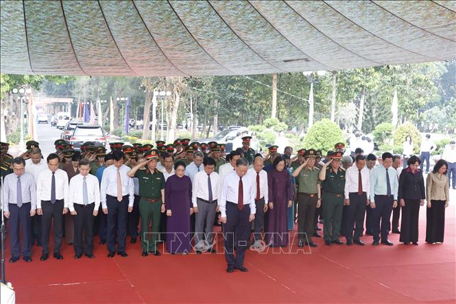 Tổng Bí thư, Chủ tịch nước Tô Lâm cùng Đoàn công tác của Trung ương tưởng niệm các Anh hùng liệt sĩ tại Nghĩa trang Liệt sĩ Đồi 82 Tân Biên, tỉnh Tây Ninh. Ảnh: Thống Nhất – TTXVN 