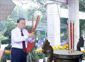 Tổng Bí thư, Chủ tịch nước Tô Lâm dâng hương tưởng niệm các Anh hùng liệt sĩ tại Tây Ninh