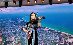 Từ tiếng đàn ở Bệnh viện Bạch Mai đến dự án Save The World của nghệ sĩ Nguyệt Thu