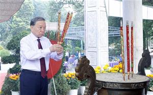 Tổng Bí thư, Chủ tịch nước Tô Lâm dâng hương tưởng niệm các Anh hùng liệt sĩ tại Tây Ninh