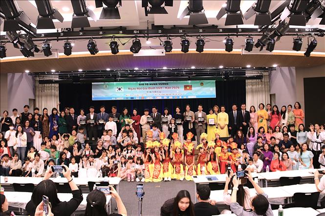 Các gia đình tham gia chụp ảnh luu niệm. Ảnh: Khánh Vân - PV TTXVN tại Hàn Quốc 