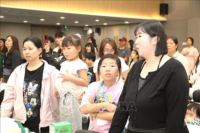 Các cô dâu Việt đưa gia đình đến tham gia sự kiện. Ảnh: Khánh Vân - PV TTXVN tại Hàn Quốc 