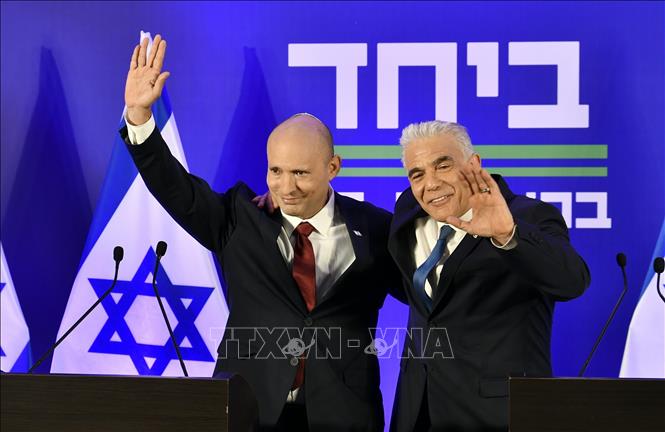Cựu Thủ tướng Israel Naftali Bennett và lãnh đạo đảng đối lập Yesh Atid, ông Yair Lapid, tại cuộc họp báo ở Herzliya, Israel, ngày 26/4/2026. Ảnh: THX/TTXVN