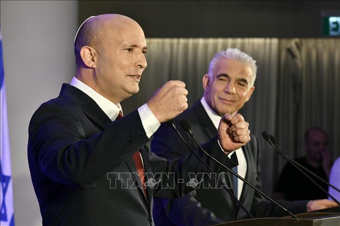 Cựu Thủ tướng Israel Naftali Bennett (trái) và lãnh đạo đảng đối lập Yesh Atid, ông Yair Lapid, tại cuộc họp báo ở Herzliya, Israel, ngày 26/4/2026. Ảnh: THX/TTXVN