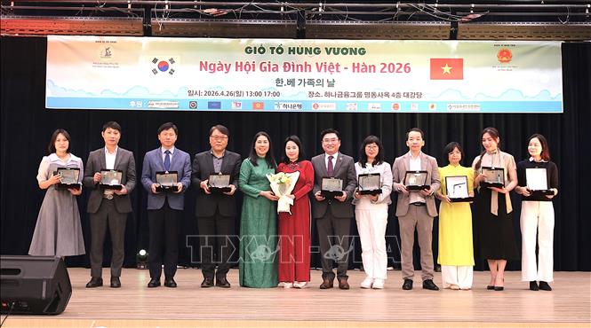 Ban tổ chức trao thư cảm ơn đến các cá nhân và tổ chức có đóng góp tích cực cho sự kiện Ngày hội Gia đình Việt – Hàn. Ảnh: Khánh Vân - PV TTXVN tại Hàn Quốc 