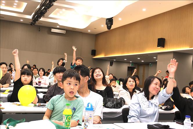 Các gia đình Hàn Việt tham gia trò chơi. Ảnh: Khánh Vân - PV TTXVN tại Hàn Quốc 