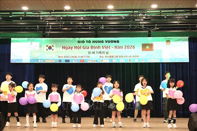 Trẻ em gia đình Việt - Hàn biểu diễn bài bài hát 