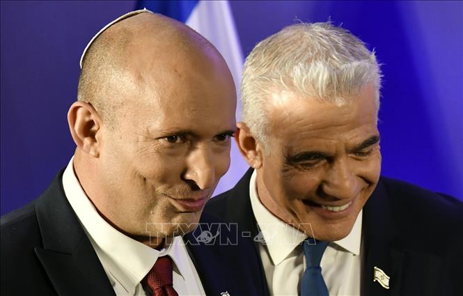 Cựu Thủ tướng Israel Naftali Bennett (trái) và lãnh đạo đảng đối lập Yesh Atid, ông Yair Lapid, tại cuộc họp báo ở Herzliya, Israel, ngày 26/4/2026. Ảnh: THX/TTXVN