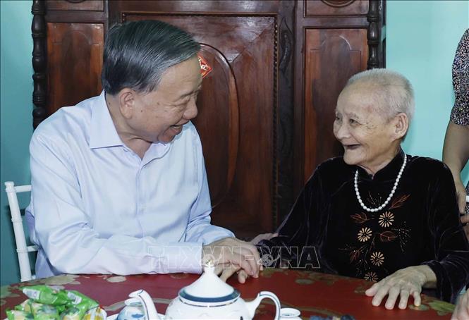Tổng Bí thư, Chủ tịch nước Tô Lâm thăm hỏi và tặng quà cho Mẹ Việt Nam Anh hùng Huỳnh Thị Lơ. Ảnh: Thống Nhất – TTXVN 
