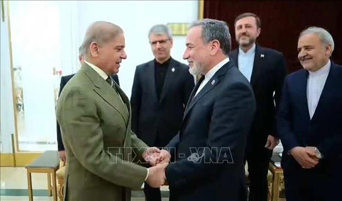 Thủ tướng Pakistan Muhammad Shehbaz Sharif (trái) tại cuộc gặp với Ngoại trưởng Iran Seyed Abbas Araghchi ở Islamabad, Pakistan, ngày 25/4/2026. Ảnh: THX/TTXVN 
