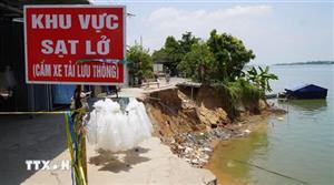 Đồng Tháp: Sạt lở nghiêm trọng bờ sông Tiền, cắt đứt đường giao thông