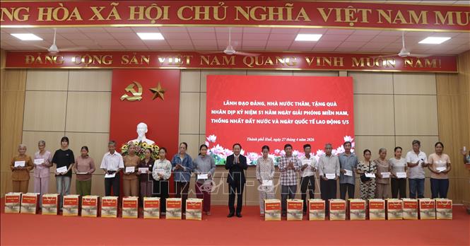 Trưởng Ban Tuyên giáo và Dân vận Trung ương Trịnh Văn Quyết trao tặng quà. Ảnh: Mai Trang- TTXVN 