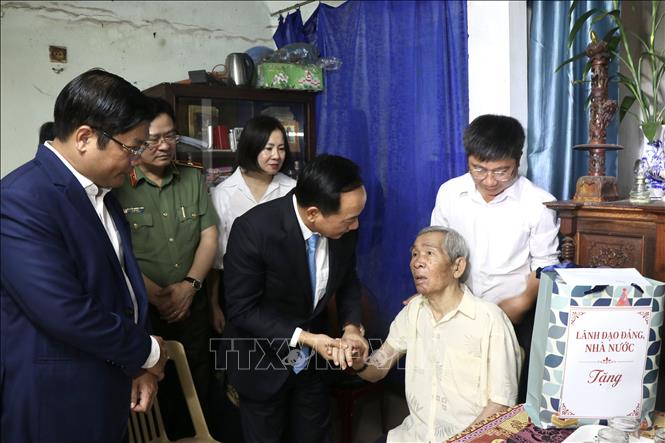 Trưởng Ban Tuyên giáo và Dân vận Trung ương Trịnh Văn Quyết thăm, tặng quà thương binh Lê Thoàn, phường Vỹ Dạ, thành phố Huế. Ảnh: Mai Trang- TTXVN