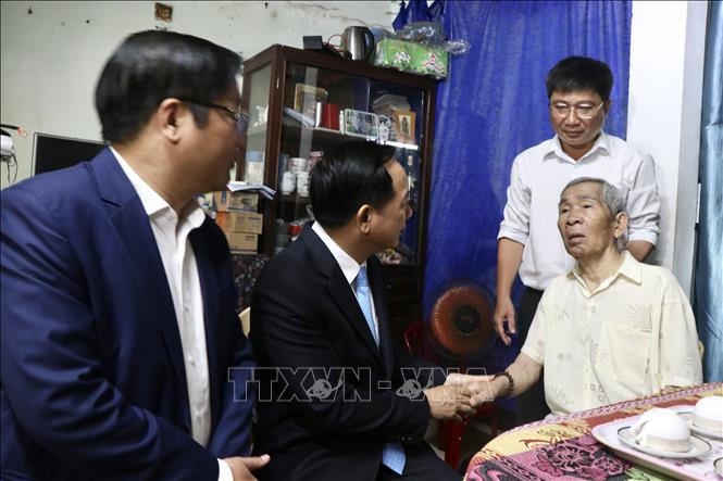 Trưởng Ban Tuyên giáo và Dân vận Trung ương Trịnh Văn Quyết thăm, tặng quà thương binh Lê Thoàn, phường Vỹ Dạ, thành phố Huế. Ảnh: Mai Trang- TTXVN
