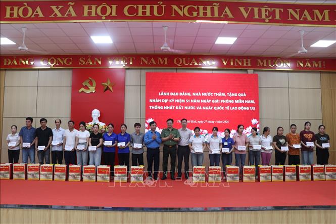 Trưởng Ban Tuyên giáo và Dân vận Trung ương Trịnh Văn Quyết thăm, tặng quà cho người dân thành phố Huế. Ảnh: Mai Trang- TTXVN