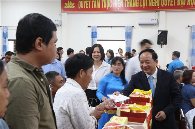 Trưởng Ban Tuyên giáo và Dân vận Trung ương Trịnh Văn Quyết thăm, tặng quà cho người dân thành phố Huế. Ảnh: Mai Trang- TTXVN 